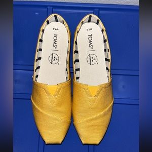 TOMS brand new with the box. Women’s 7.5. Open to offers!